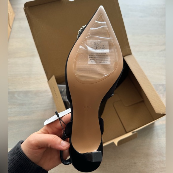 Black sling back heel with diamond brooch jewel - Picture 2 of 4